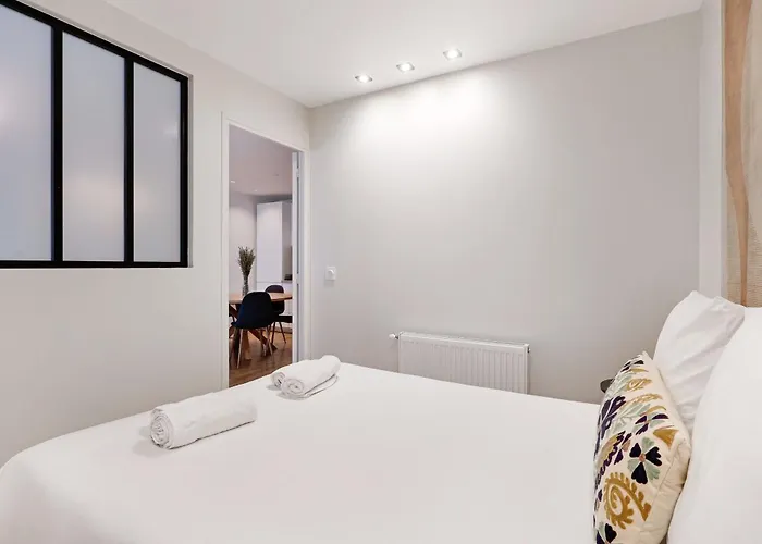 Sublime 2br 6p Balcony Eiffel Tower *